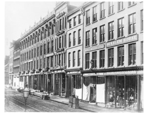 1871年格兰维尔街西侧的照片。