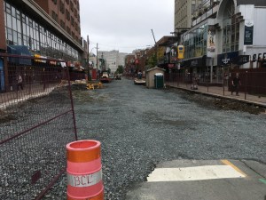 朝东的春园路。自从今年夏天早些时候开始施工以来，这条街道已经被拆除了。
