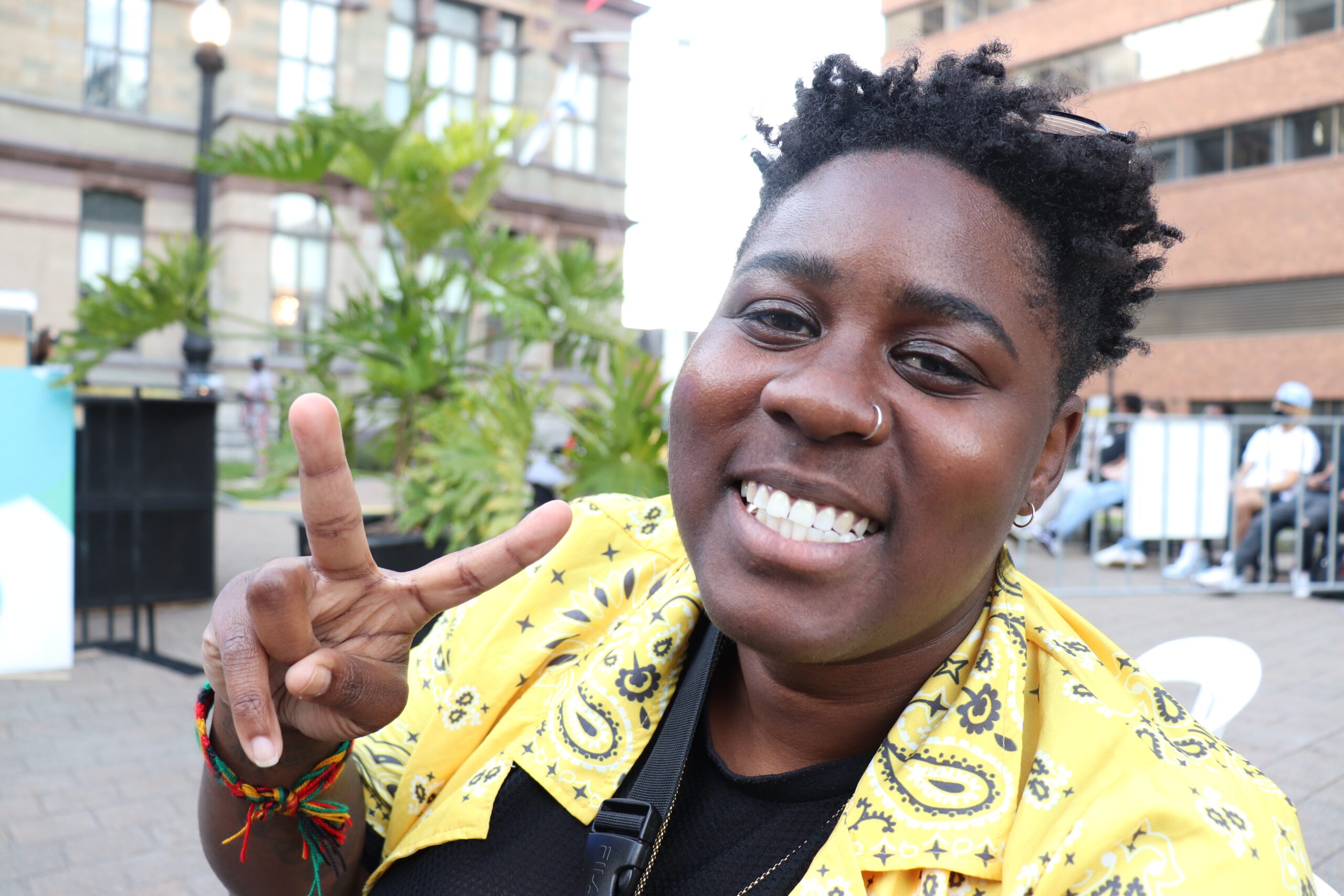 凯拉·波登做了一个和平手势