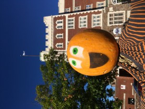 一个面带笑容的南瓜人站在肯特维尔的康沃利斯旅馆外。