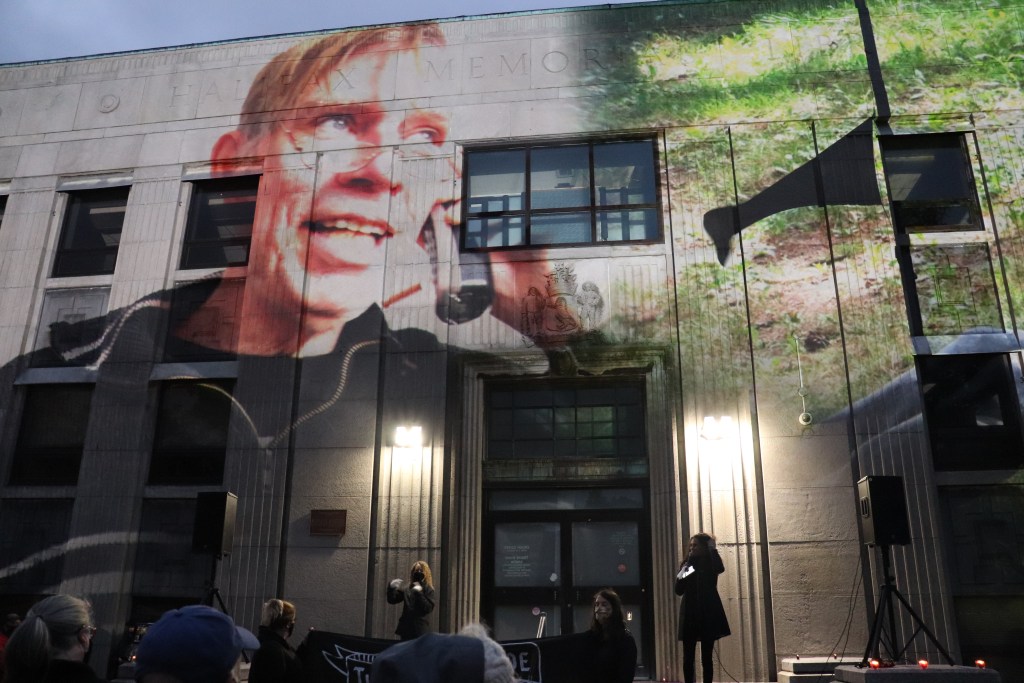 罗伯特·德韦特的照片被聚焦在春天花园路的旧纪念图书馆的前面。