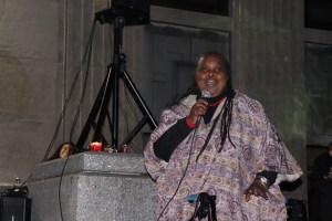 新斯科舍省黑人社区活动人士林恩·琼斯在罗伯特·德维特的追悼会上讲话。