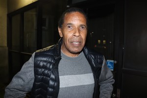 雷蒙德·谢泼德的照片，他是黑人社区倡导者和新斯科舍省倡导者的撰稿人。他穿着一件灰色毛衣，里面是一件蓬松的黑色背心。