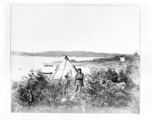 原住民在塔夫茨湾的棚屋前的形象。