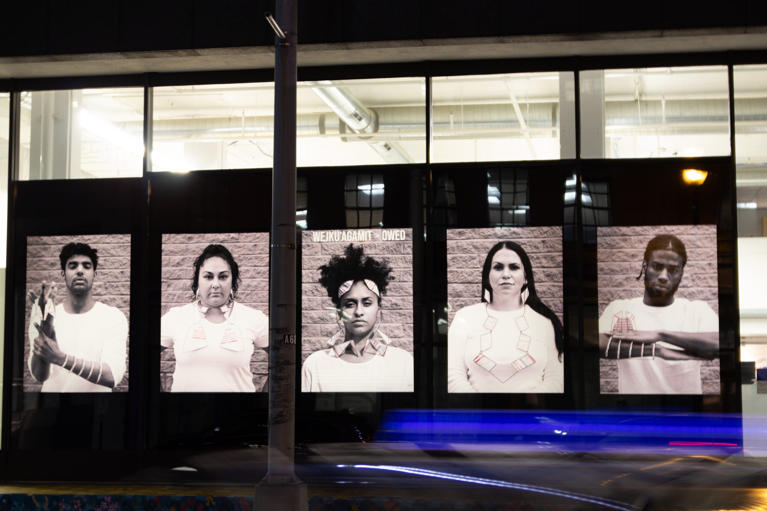 建筑物外墙的大型黑白肖像。