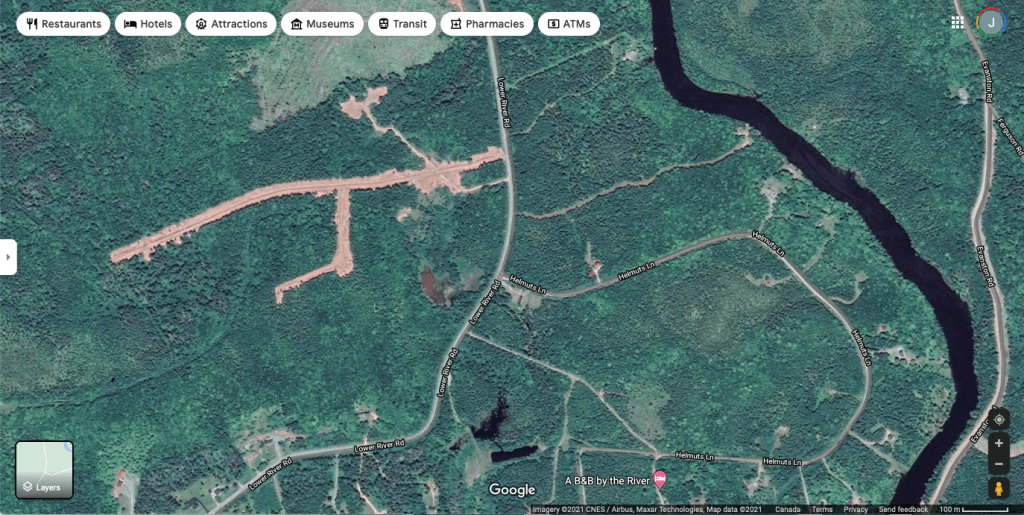 一个谷歌地图屏幕截图显示海狸小屋庄园。庄园是一条穿过地图中心的土路。在右边，是一条暗线，代表一条水道。穿过地图上的绿色树木部分是其他道路和社区。