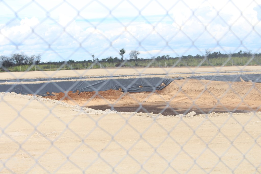 ReconAfrica钻井废料池，没有衬管。照片:罗伯•帕克