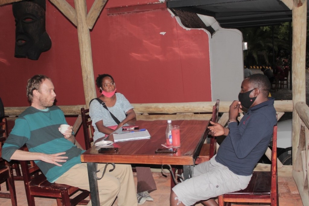 Rob Parker(左)，Rinaani Musutua(中)和Jonas Mbwenga(右)。