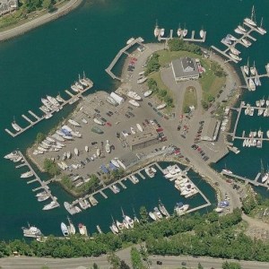 现在的梅尔维尔岛的谷歌视图，这里是阿姆代尔游艇俱乐部的所在地。从照片上可以看出，右边的会所周围停泊着停泊的船只，左边是停车场。