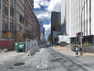 现代的谷歌地图街景格兰维尔街向北看，一半被建设封锁。