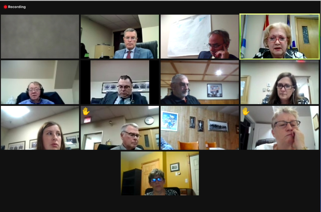 截图摄于2021年10月28日科尔切斯特县市政委员会Zoom会议上