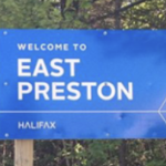 蓝色的路牌上写着:欢迎来到哈利法克斯东普雷斯顿