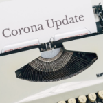 在一台60年代的老式米色打字机上，“科罗娜更新”这几个字写在白纸上，字体大得不可思议。