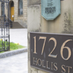 在省众议院前面的霍利斯街1726号的牌匾上。