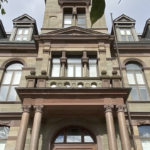 宏伟的花岗岩和砂岩市政厅正门