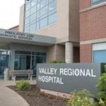 红砖和米色混凝土的山谷地区医院的正门。