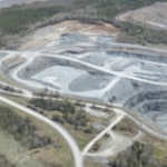 航拍照片显示，在加拿大新斯科舍省东岸的驼鹿河，大西洋金矿露天开采。