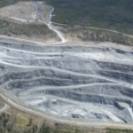 航拍照片显示，在加拿大新斯科舍省东岸的驼鹿河，大西洋金矿露天开采。