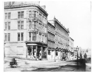 一张黑白照片显示了波士顿披萨现在位于格兰维尔和杜克街道的角落。