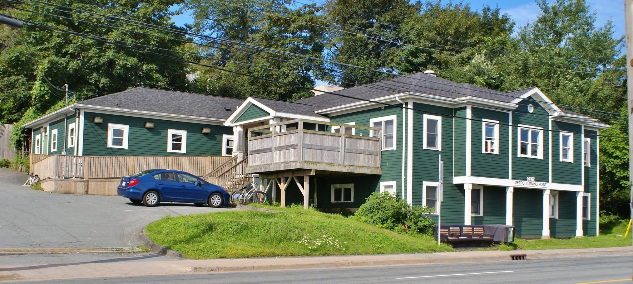 一张绿色建筑的图片