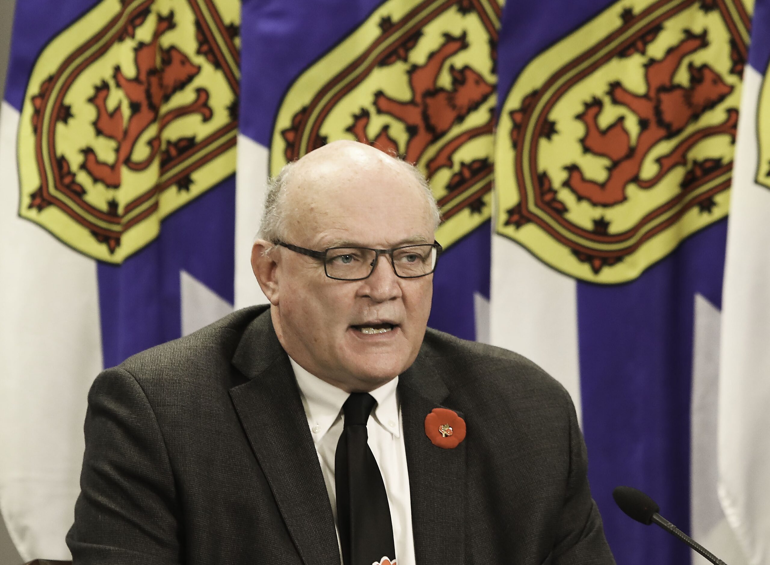 罗伯特·斯特朗博士在COVID通报会上发言。