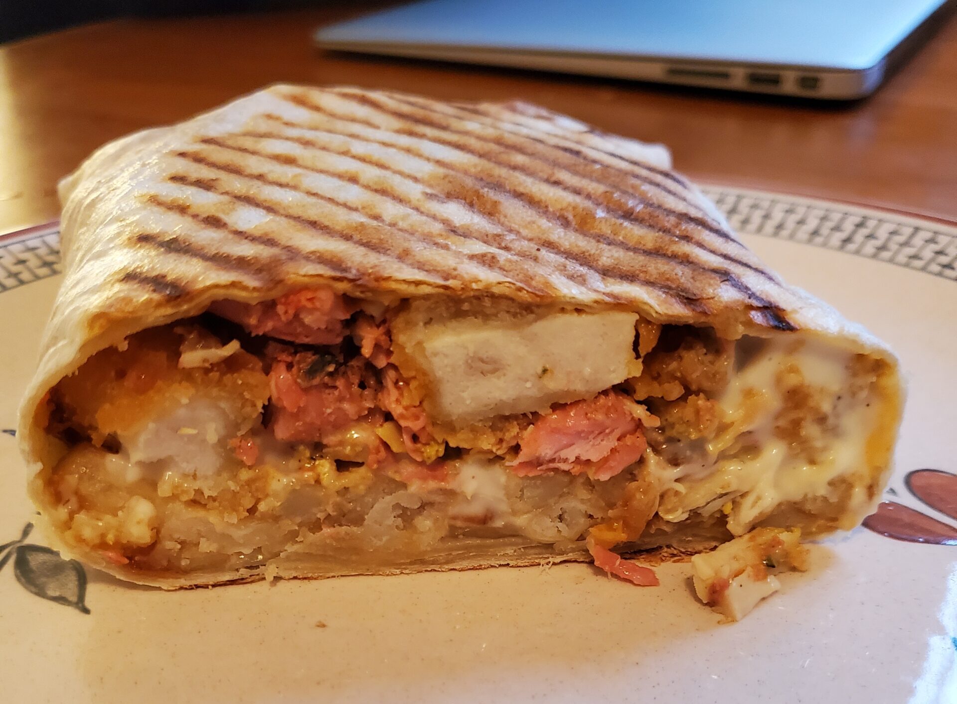 玉米圆饼一种塞满各种肉、蔬菜和奶酪的烤玉米圆饼最清晰可见的是部分鸡块。