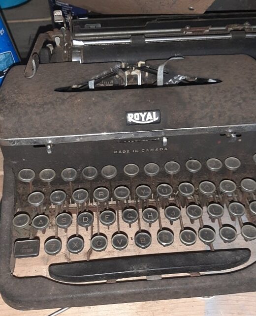 一个老式皇家手动打字机的特写