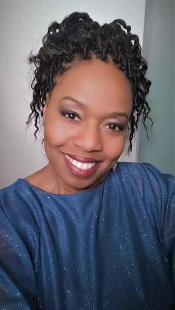 一位黑色女人的一张黑色女人，穿着编织发型和蓝色闪闪发光。她对相机笑了。