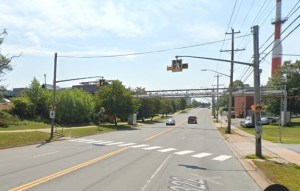 达特茅斯愉快街300街区上有标记的人行横道。