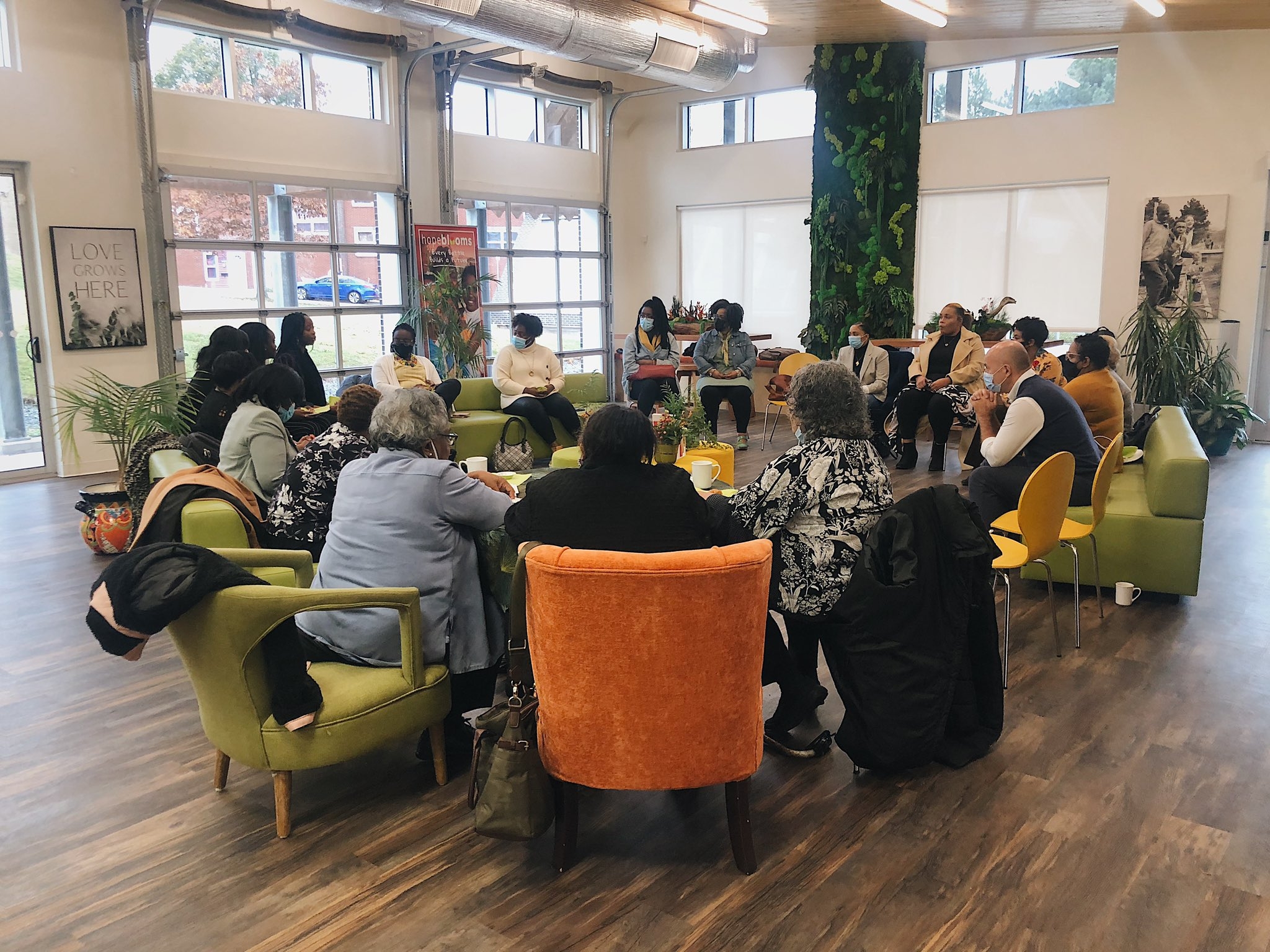 与国会议员Andy Filmore, Marci Ien和哈利法克斯黑人女性领袖的圆桌讨论。