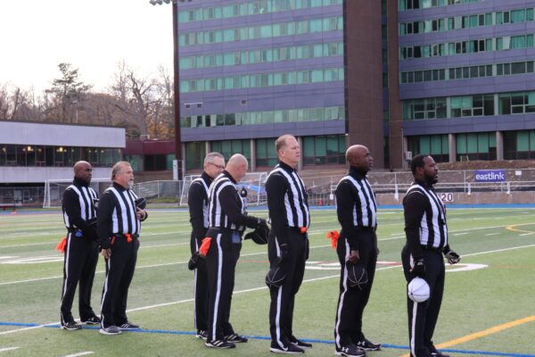 足球裁判列队唱国歌