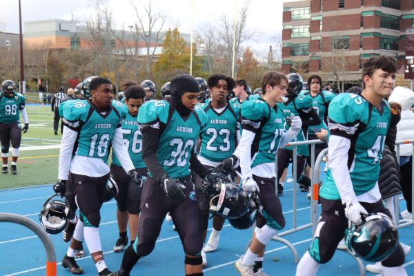 奥本老鹰队的队员在中场休息时前往更衣室。