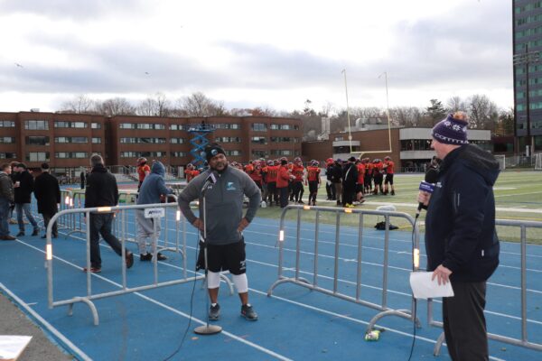 奥本主教练，迪昂·托马斯-霍奇斯在中场休息时接受东联电视台采访。