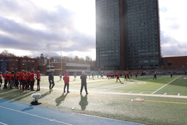 广角镜头:奥本与湾景的下半场比赛