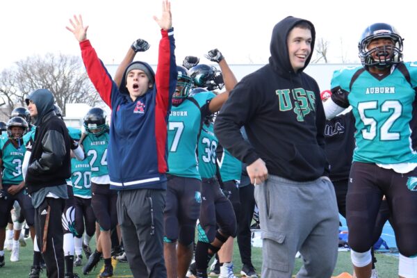 奥本在替补席上庆祝触地得分