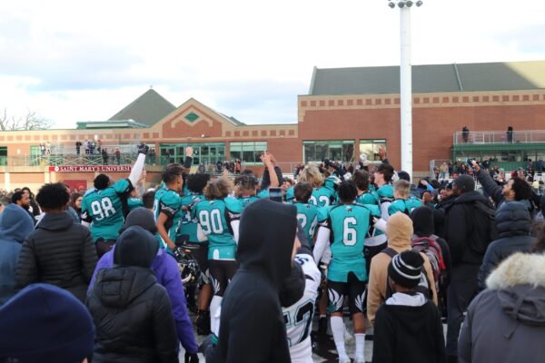 奥本在中场庆祝胜利。