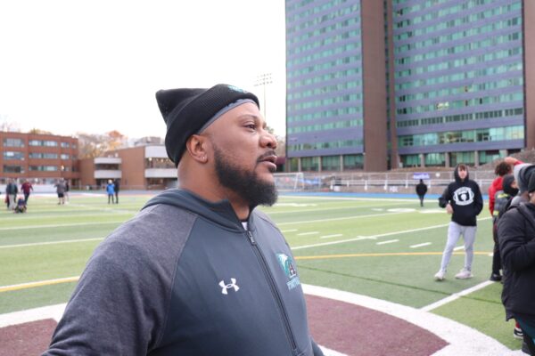 奥本雄鹰队的主教练，迪昂·托马斯·霍奇斯在奥本队夺冠后观看比赛。