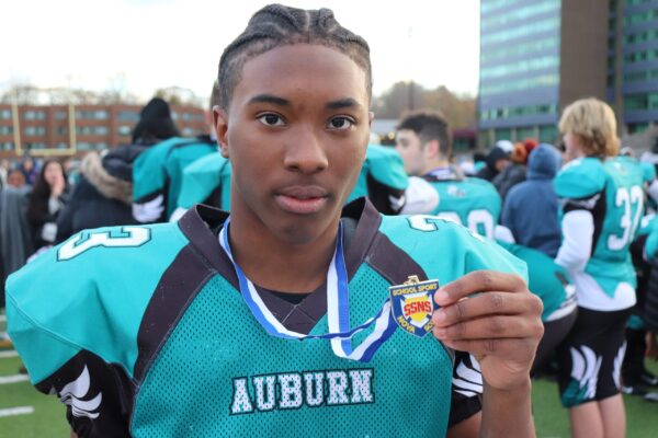 11年级的学生，哈利勒·凯恩展示他的冠军奖牌