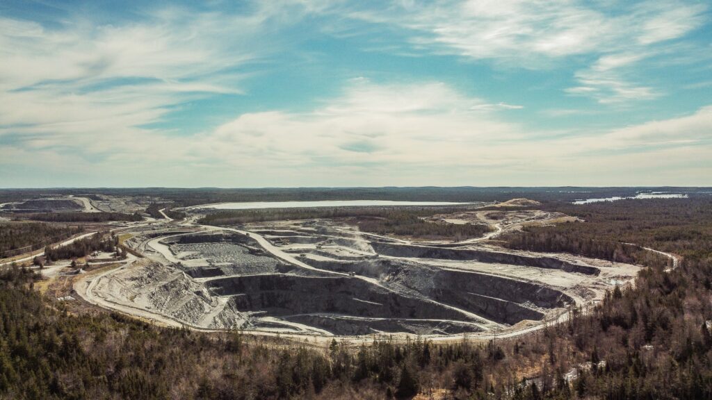 人力资源管理省驼鹿河Touquoy露天金矿深坑。图片:Simon Ryder-Burbidge