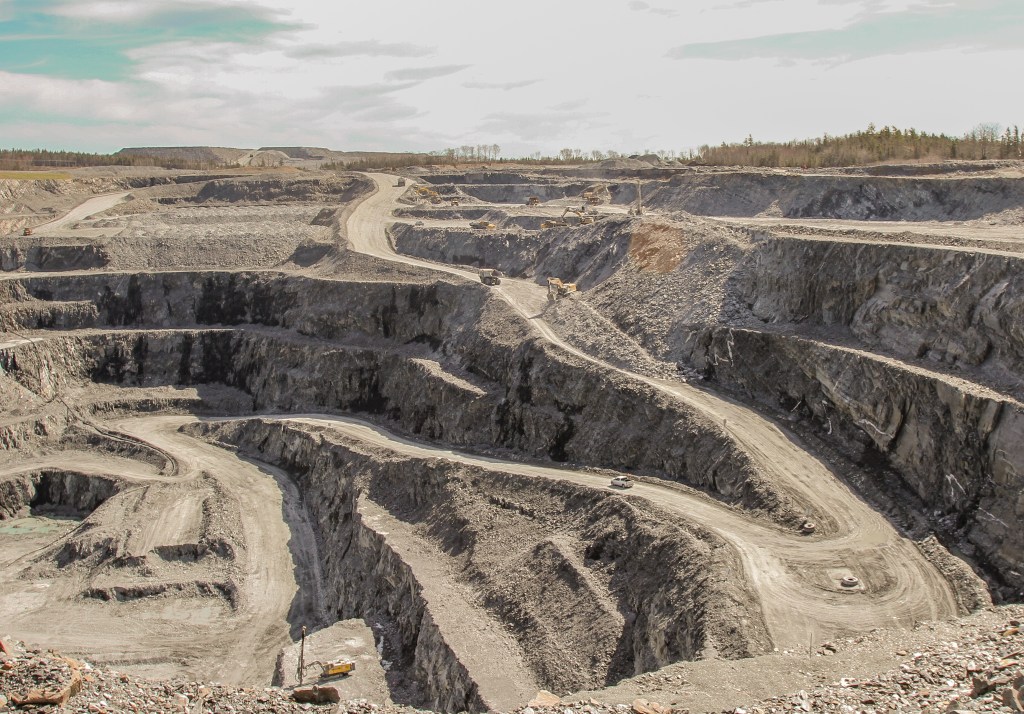 Touquoy金矿露天矿井的深坑显示，道路螺旋向下延伸至底部。照片了。