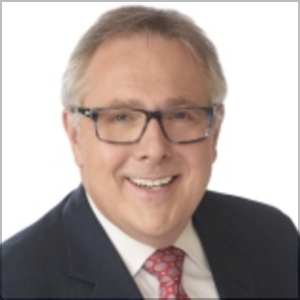 史蒂夫墨菲，一个中年白人与灰色头发和灰色的龟甲玻璃。他在一张工作室照片中微笑着，穿着黑色套件，白色衬衫和红色图案领带。