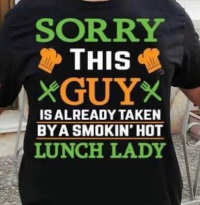 印有绿色、白色和橙色字体的t恤。它展示了两顶厨师帽和两套交叉的刀叉。短信上写着:“抱歉，这家伙已经被一个性感的午餐大妈抢走了。”