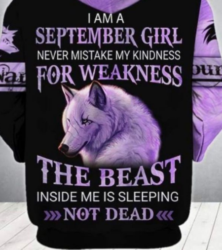 连帽衫与黑色躯干，紫色袖子和紫色字母和艺术品。衬衫的前面有一只紫色的狼。文字是这样写的:“我是一个九月女孩，永远不要把我的善良误认为软弱。