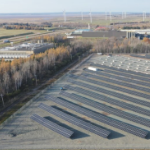 在田野中对角线排列的太阳能阵列的鸟瞰图