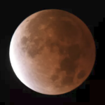 在黑暗的太空中，一个红色的月亮在它的左下方有一条白色的光