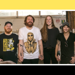 四个年轻的白人，两男两女，手牵着手，面带微笑。