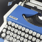蓝白相间的奥林匹亚手动打字机