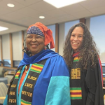 两个面带微笑的黑人妇女，林恩·琼斯和埃尔·琼斯，在一次集会上戴着非洲腰带