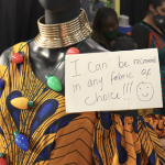 模特身上穿着一件非洲服装