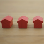 三个红色玩具屋